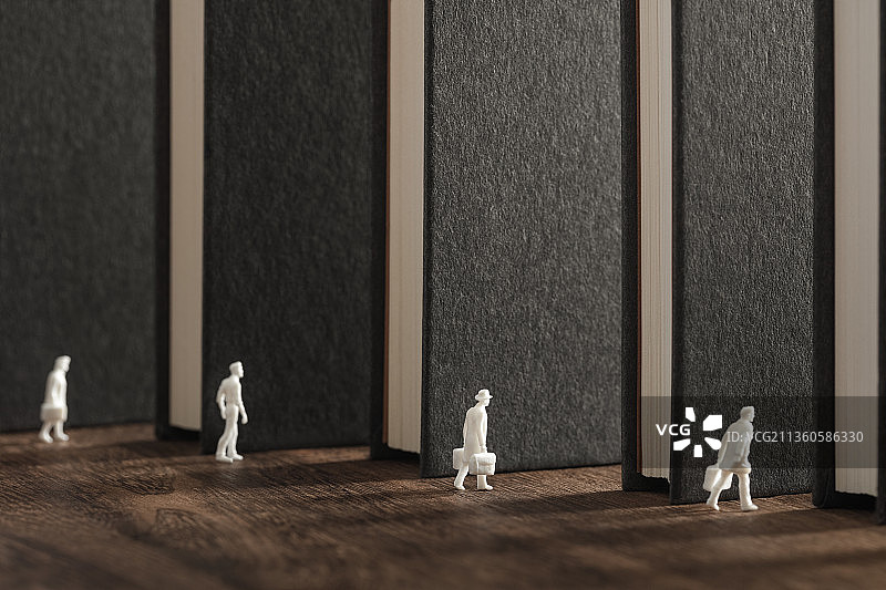 微缩创意竖立的书本道路做选择的人图片素材