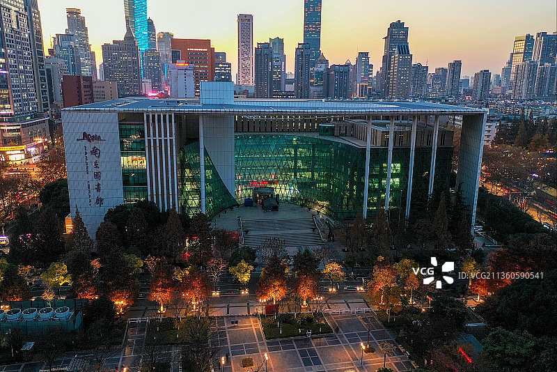 傍晚时分的南京图书馆图片素材