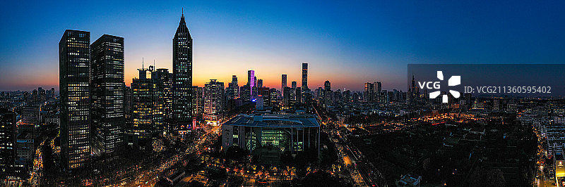 内透的南京市中心，长江路，新街口傍晚时分的城市风光全景图图片素材
