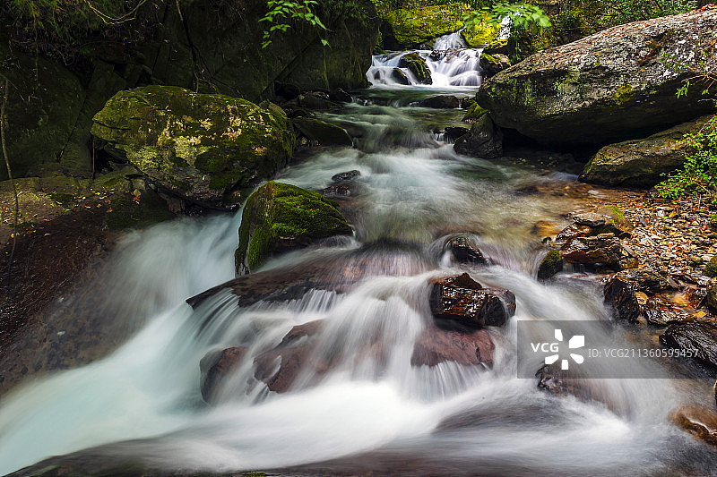 湖北神农架香溪源，溪流，小溪，清泉图片素材