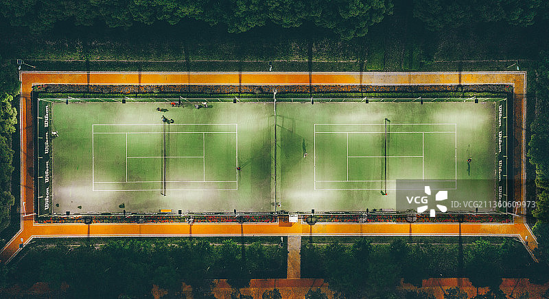 航拍视角下的网球场图片素材