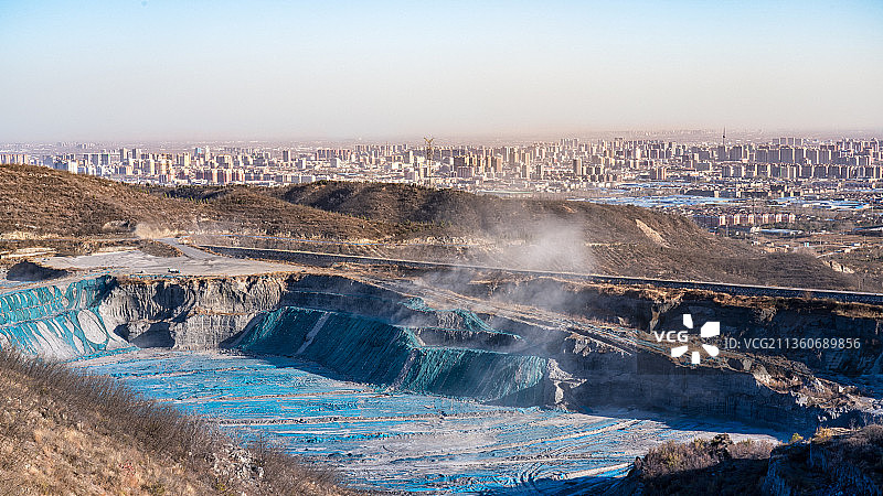 大风下城市发展的印迹图片素材
