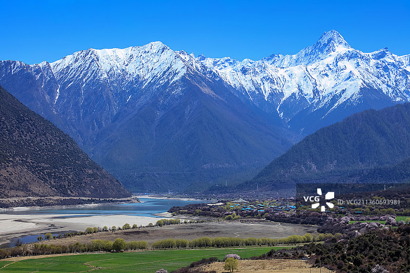 南迦巴瓦峰下的雅鲁藏布谷地图片素材