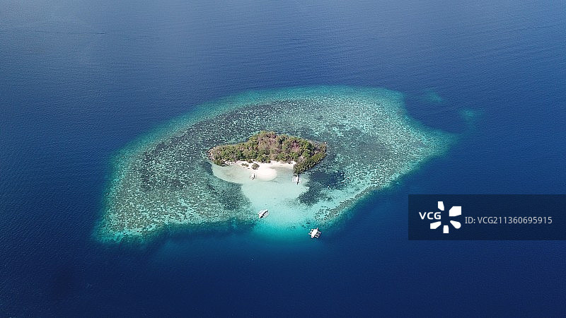海上岛屿的高角度视图图片素材