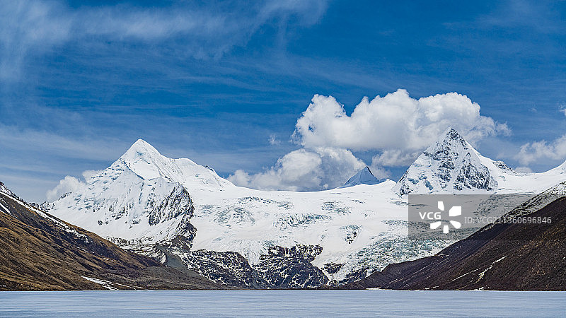 萨普神山与冰湖图片素材