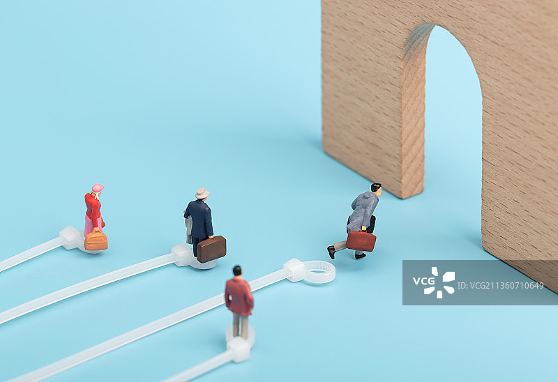 微缩创意挣脱束缚的人奔向自由的大门图片素材