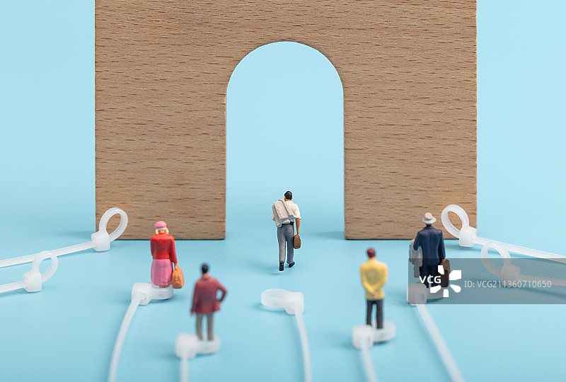 微缩创意挣脱束缚的人奔向自由的大门图片素材