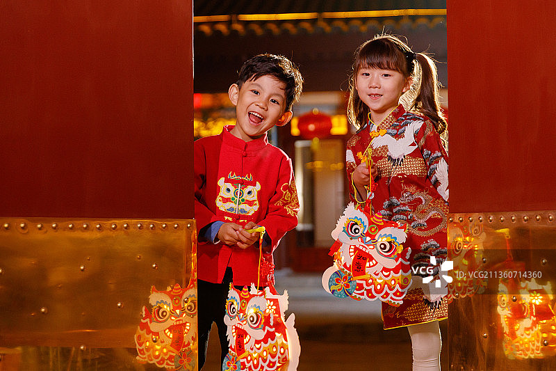 欢乐的男孩女孩庆祝新春图片素材