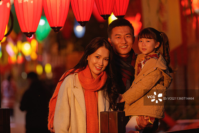 幸福三口之家逛庙会图片素材