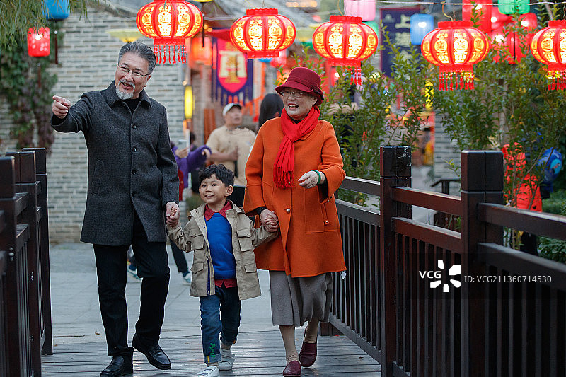 幸福的祖孙三人逛庙会图片素材