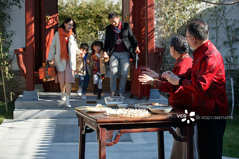 幸福家庭回家过新年图片素材