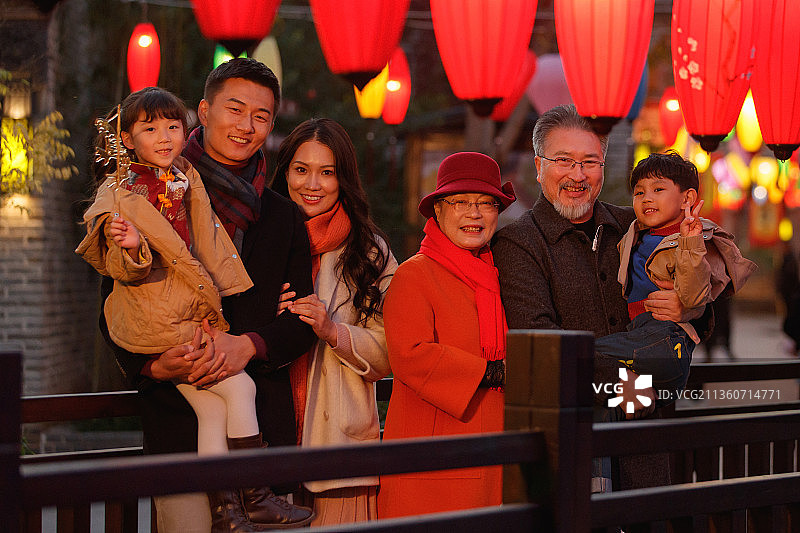 幸福六口之家逛庙会图片素材