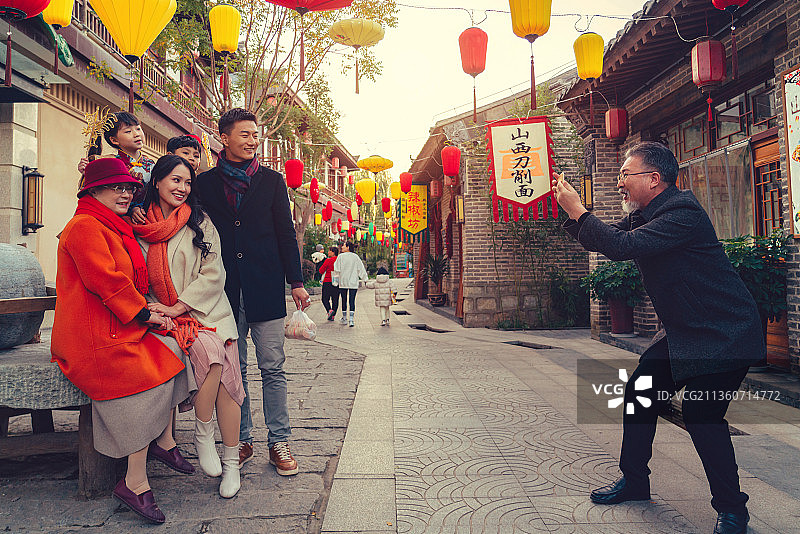 逛庙会合影留念的一家六口图片素材