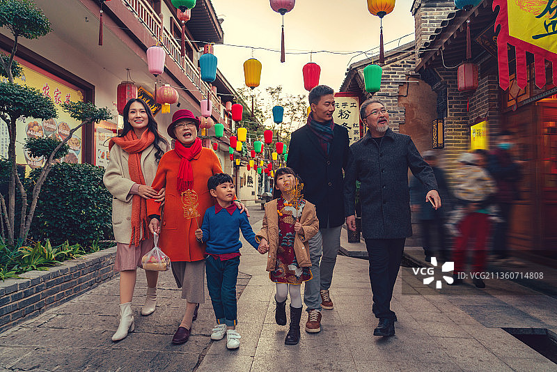 胡同里逛街的幸福六口之家图片素材