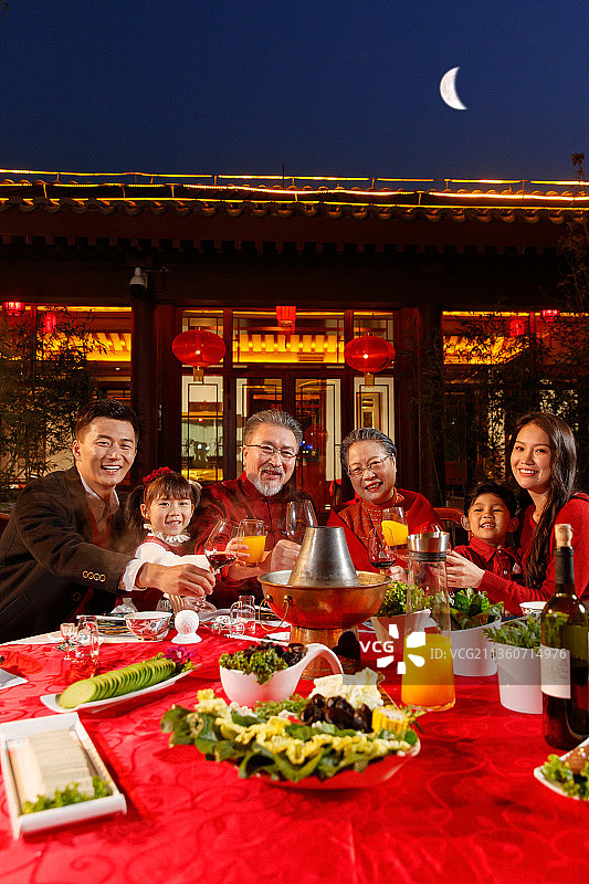 中式庭院内干杯庆祝春节快乐图片素材