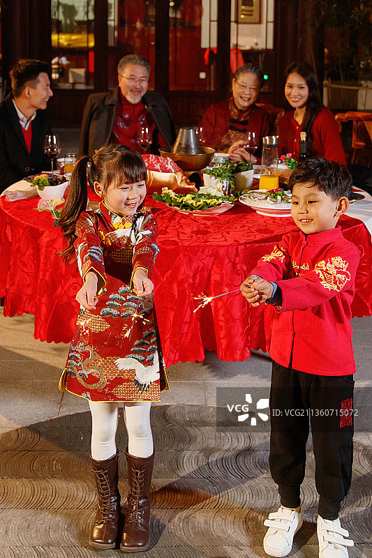 快乐家庭庆祝新年图片素材