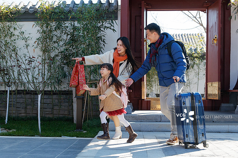 幸福家庭回家过新年图片素材