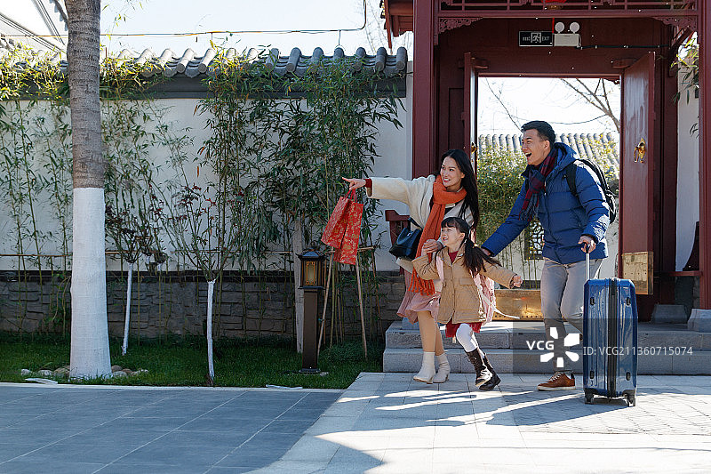 幸福家庭回家过新年图片素材