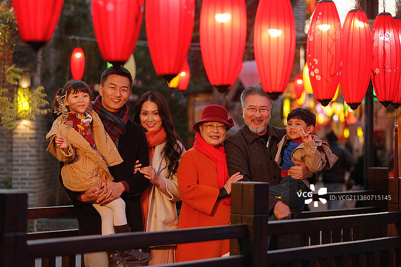幸福六口之家逛庙会图片素材