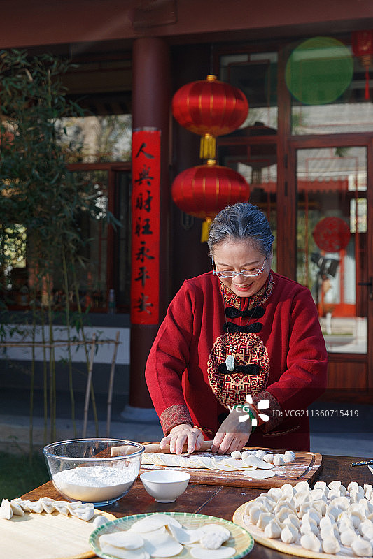 幸福的老年女人过年包饺子图片素材