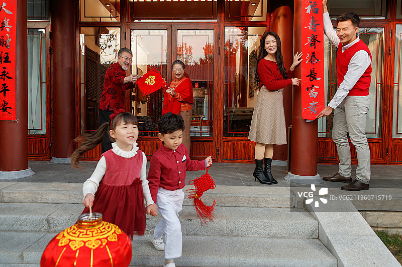 快乐儿童追逐嬉戏庆新年图片素材