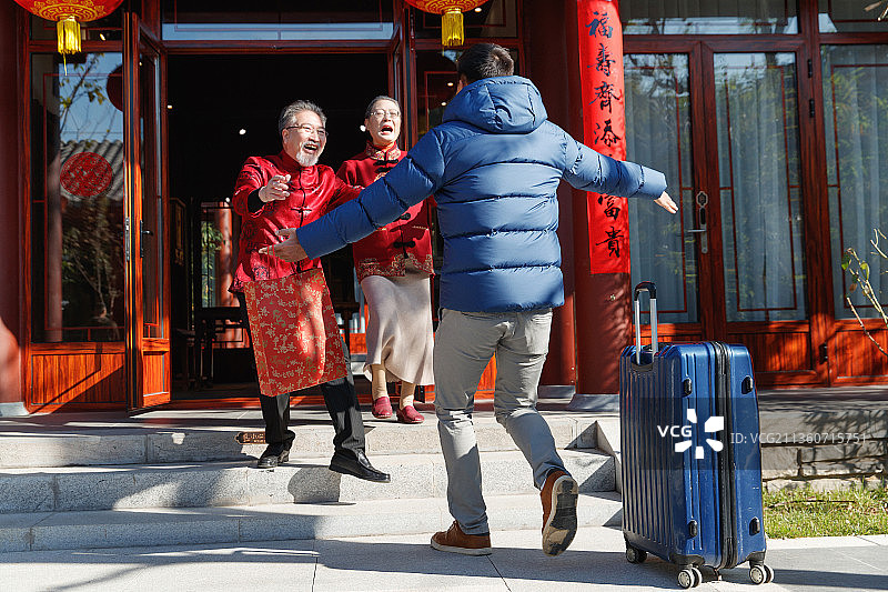 青年男人过年回家和父母团聚图片素材
