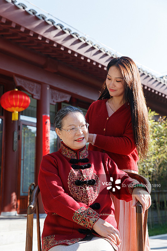 青年女人为母亲梳头图片素材