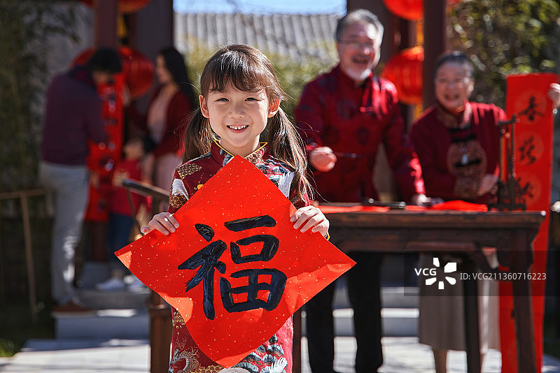 快乐家庭准备新年福字春联图片素材
