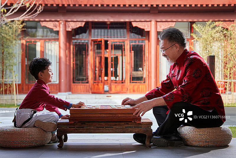 祖孙俩在庭院里下象棋图片素材