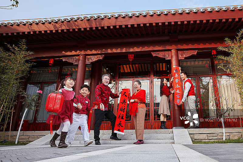 幸福的大家庭贴春联庆祝新年图片素材