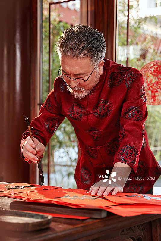 老年男人写书法图片素材