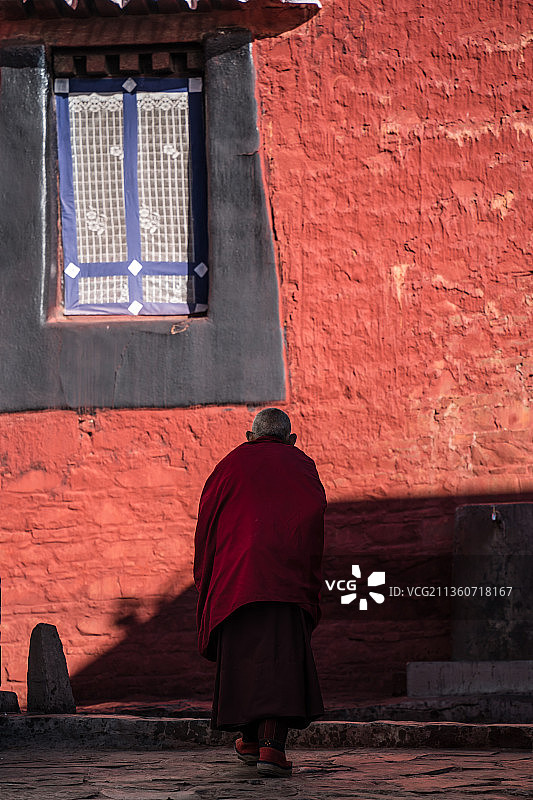 扎什伦布寺的老喇嘛图片素材
