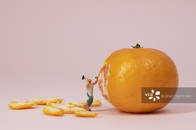 剥橘子的工匠图片素材
