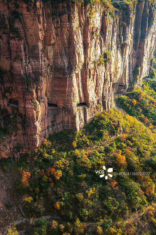 河南新乡辉县万仙山景区郭亮挂壁公路绝壁长廊秋季户外风光高视角图片素材