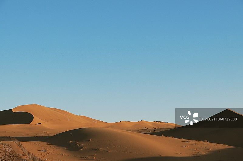 蓝天映衬下的沙漠风光图片素材