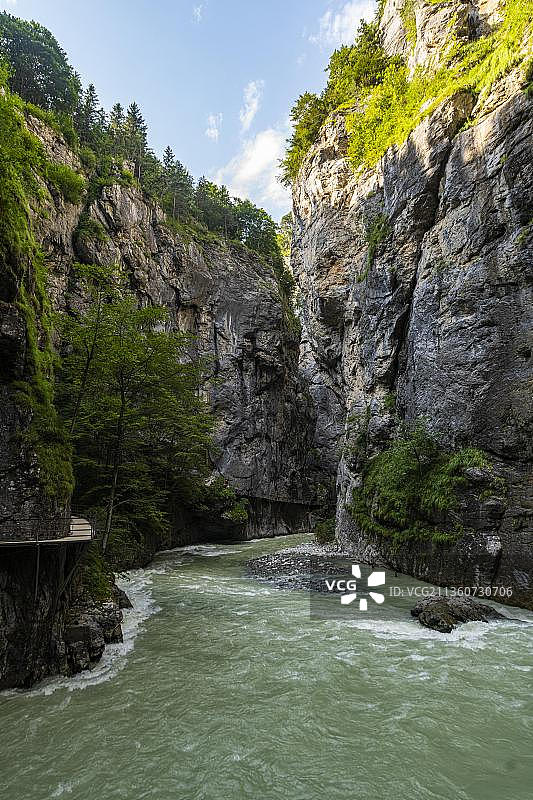 瑞士伯尔尼高地梅林根的阿勒河峡谷风光图片素材