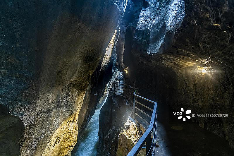 瑞士伯尔尼高地梅林根的阿勒河峡谷风光图片素材