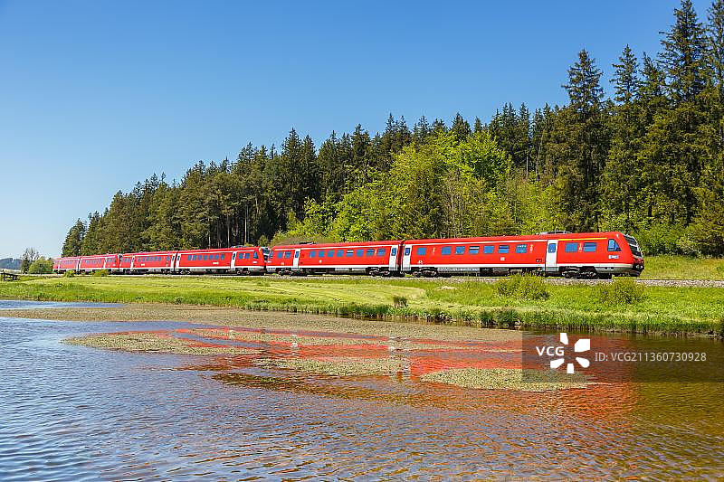 庞巴迪运输RegioSwinger倾斜技术德国铁路DB Bayern在德国Ruderatshofen的区域列车图片素材