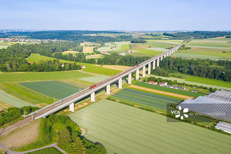 德国恩茨韦欣根，奥地利联邦铁路的城际列车在曼海姆-斯图加特 NBS 的恩茨塔尔桥上图片素材