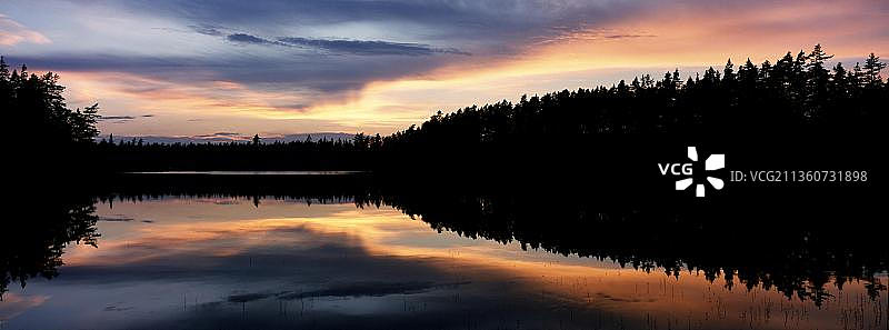 傍晚光线下平静的湖泊，瑞典，欧洲图片素材