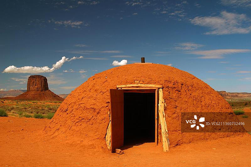 纪念碑谷砂岩地貌与纳瓦霍族小屋图片素材