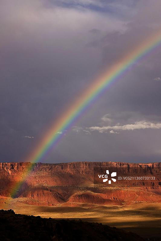 美国亚利桑那州，朱红悬崖上的彩虹图片素材