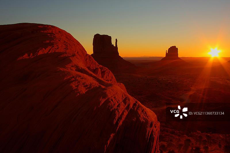 美国亚利桑那州纪念碑谷州立公园的桌山图片素材