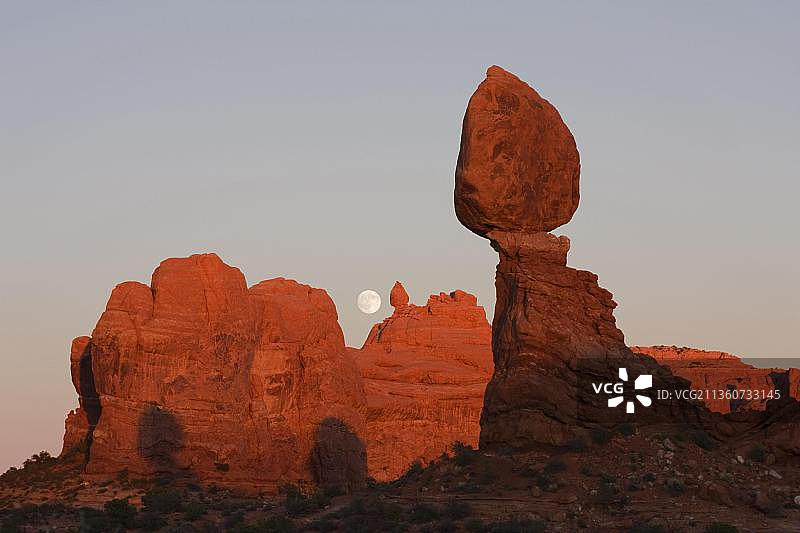 美国犹他州拱门国家公园平衡石地貌图片素材