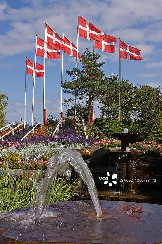 Jesperhus花卉公园的喷泉和旗帜，丹麦图片素材