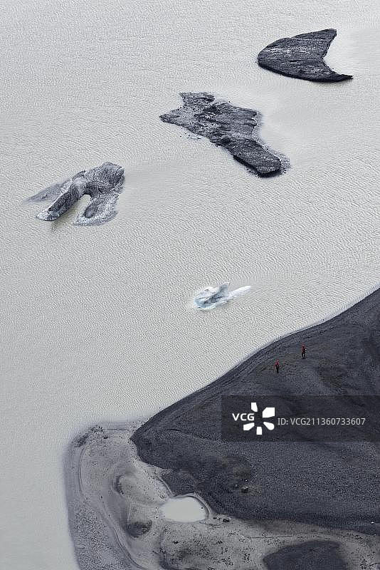 冰岛南部，瓦特纳冰川国家公园，斯卡夫塔费尔冰川脚下的游客图片素材