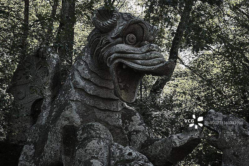 怪物公园的石雕：龙与狮的搏斗图片素材