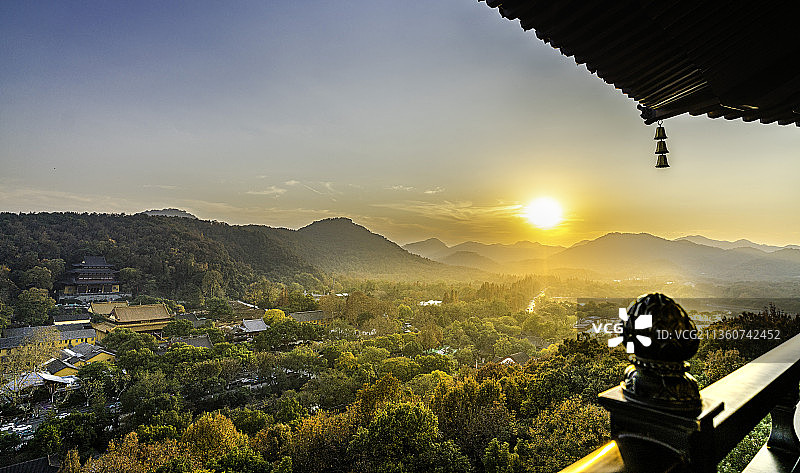 中国杭州市，从雷锋塔上眺望西湖畔山脉图片素材