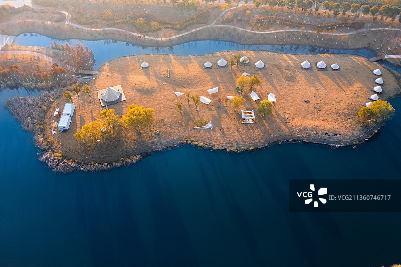 张家港双山岛帐篷营地湖泊草地帐篷图片素材
