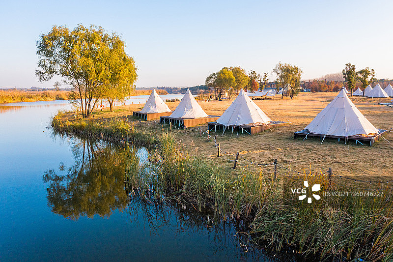 张家港双山岛帐篷营地湖泊草地帐篷图片素材